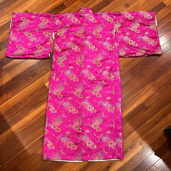 🌸 Stunning Pink Kimono Robe - Picture 5 of 8